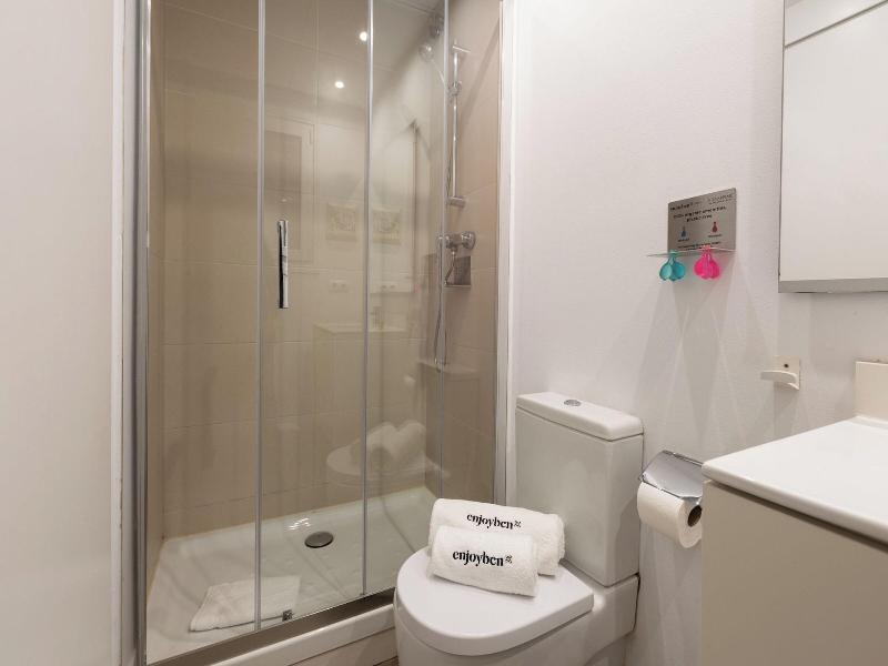 Enjoybcn Coliseum Apartments image