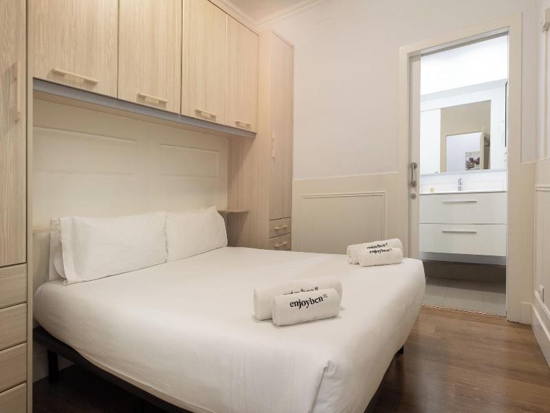 Enjoybcn Coliseum Apartments image