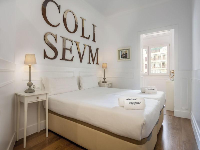 Enjoybcn Coliseum Apartments image