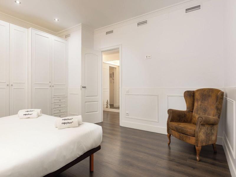 Enjoybcn Coliseum Apartments image