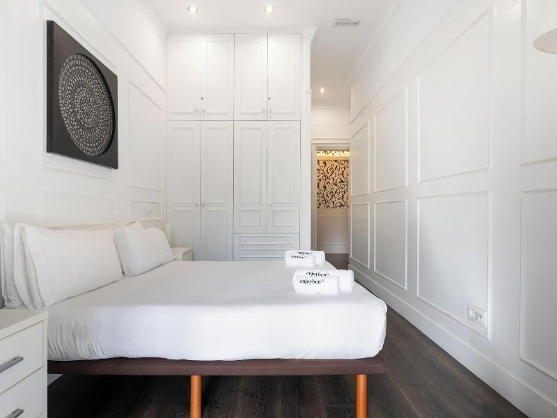 Enjoybcn Coliseum Apartments image