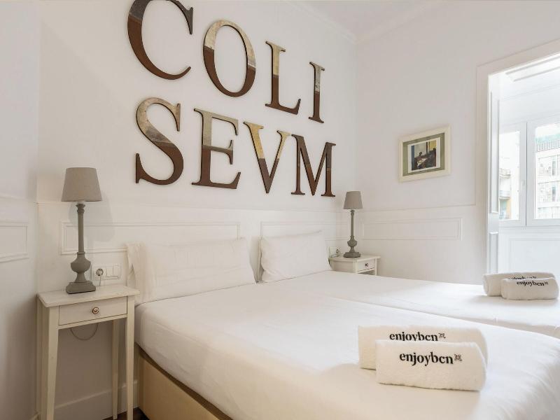 Enjoybcn Coliseum Apartments image