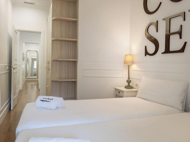 Enjoybcn Coliseum Apartments image