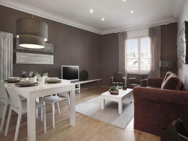 Enjoybcn Coliseum Apartments image