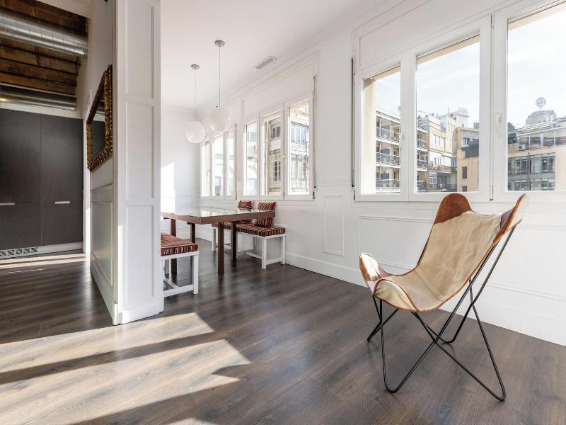 Enjoybcn Coliseum Apartments image
