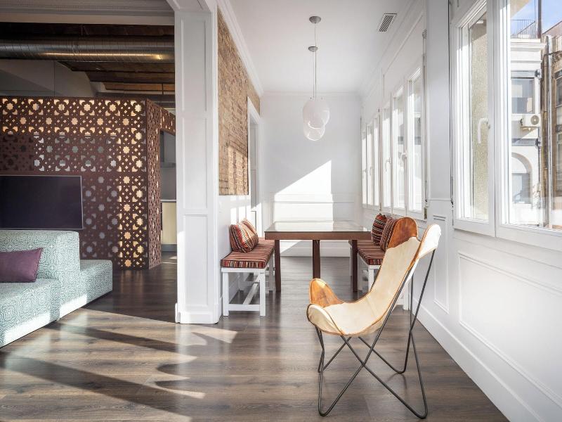 Enjoybcn Coliseum Apartments image