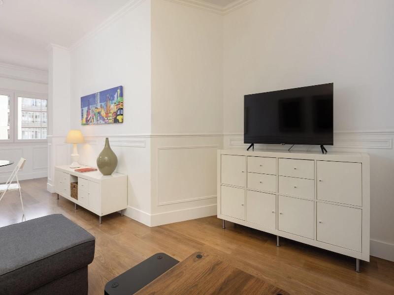Enjoybcn Coliseum Apartments image