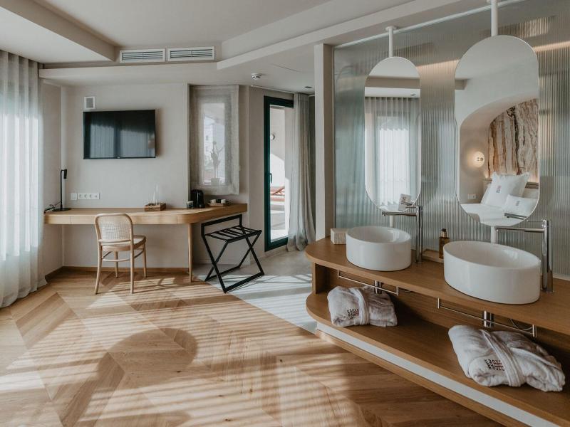 Hotel Boutique Petit Luxe image