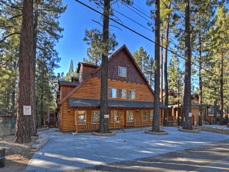 Big 10 Luxury Cabin With Hottub image