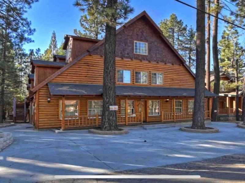 Big 10 Luxury Cabin With Hottub image