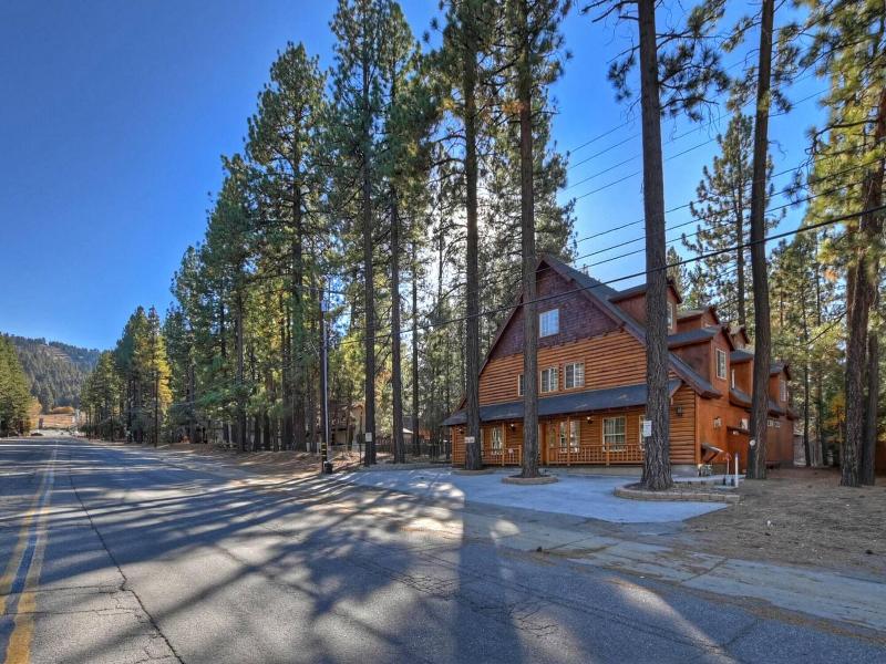 Big 10 Luxury Cabin With Hottub image