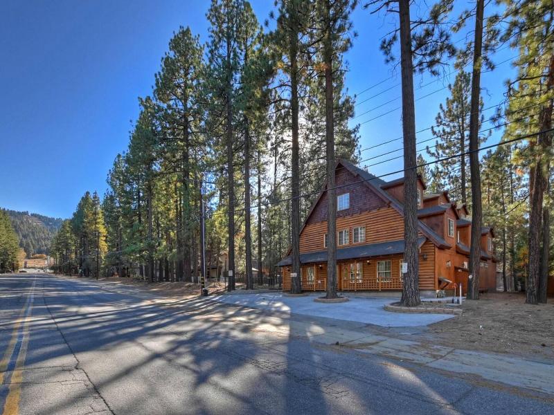 Big 10 Luxury Cabin With Hottub image