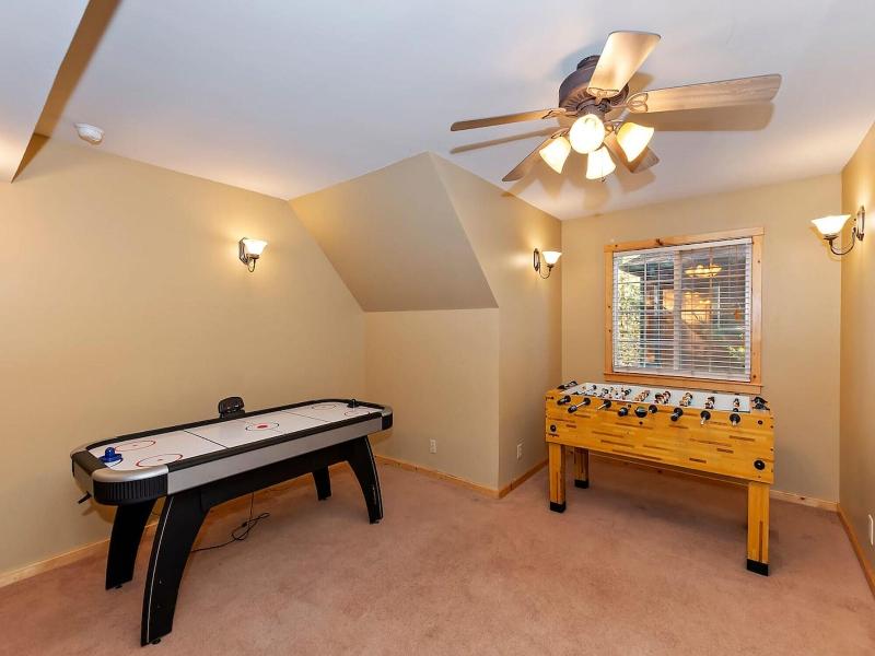 Big 10 Luxury Cabin With Hottub image