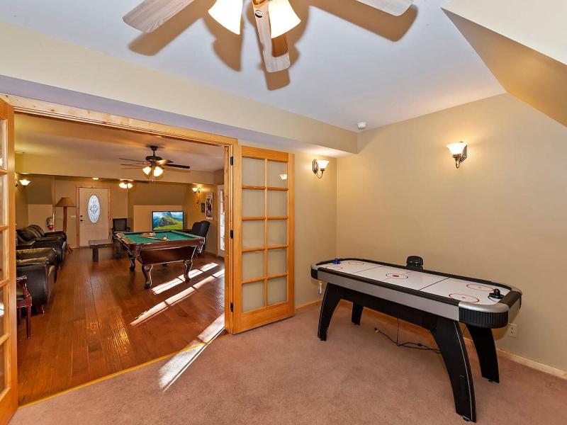 Big 10 Luxury Cabin With Hottub image