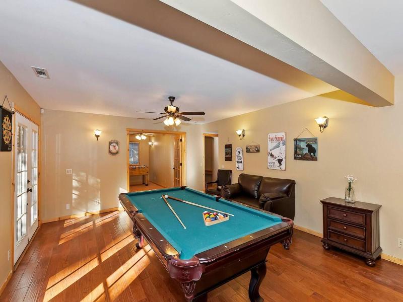 Big 10 Luxury Cabin With Hottub image