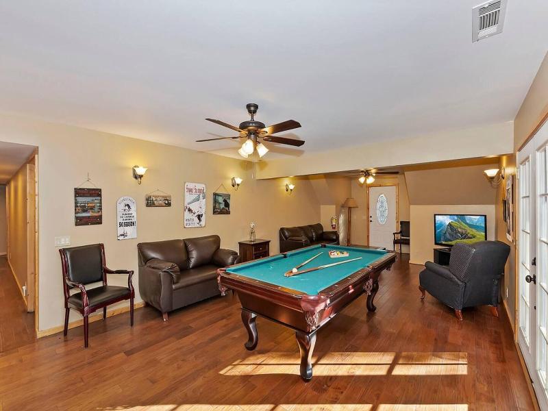Big 10 Luxury Cabin With Hottub image