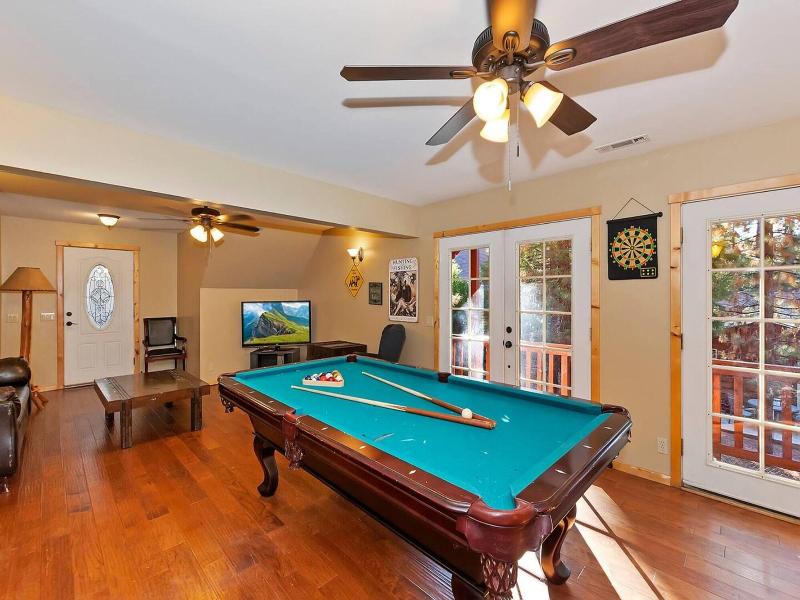 Big 10 Luxury Cabin With Hottub image