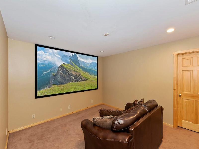 Big 10 Luxury Cabin With Hottub image