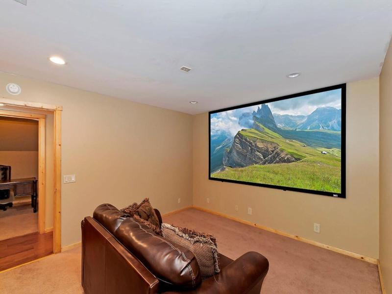 Big 10 Luxury Cabin With Hottub image