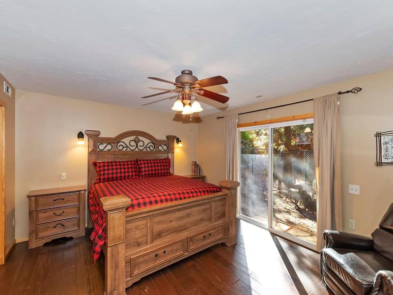Big 10 Luxury Cabin With Hottub image