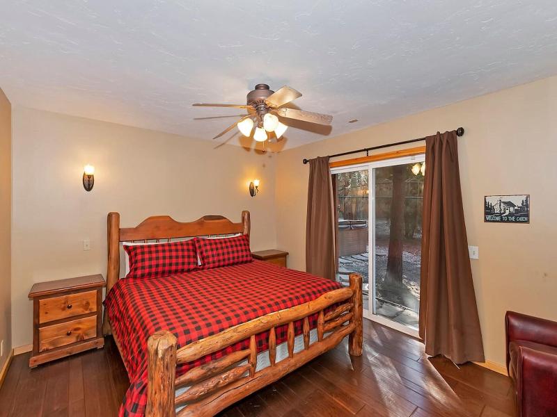 Big 10 Luxury Cabin With Hottub image