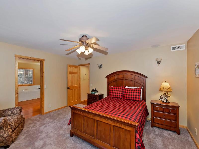 Big 10 Luxury Cabin With Hottub image