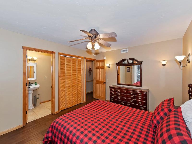 Big 10 Luxury Cabin With Hottub image