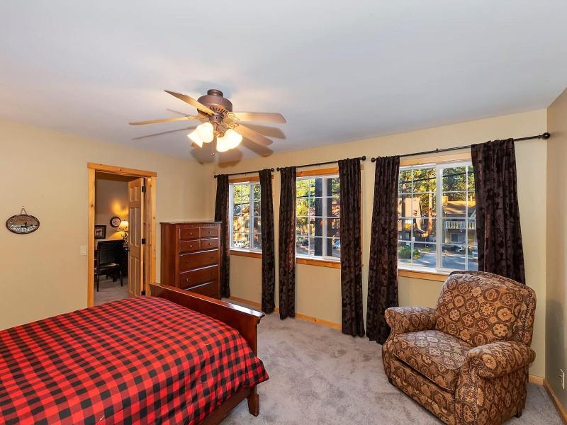 Big 10 Luxury Cabin With Hottub image