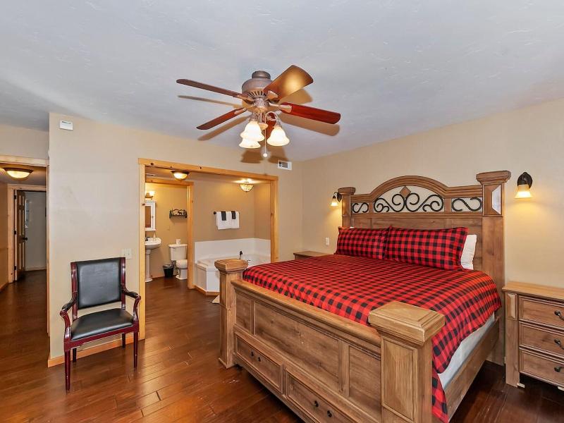 Big 10 Luxury Cabin With Hottub image