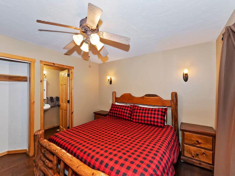 Big 10 Luxury Cabin With Hottub image