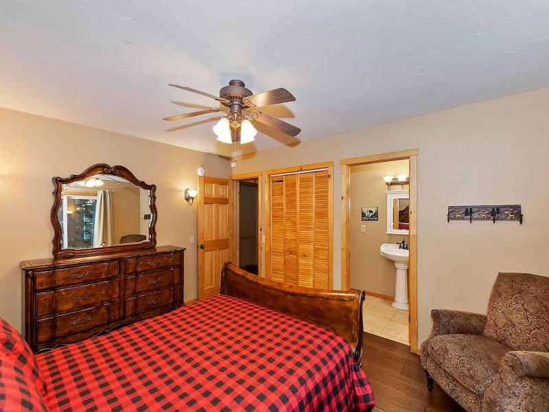 Big 10 Luxury Cabin With Hottub image