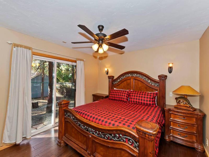 Big 10 Luxury Cabin With Hottub image