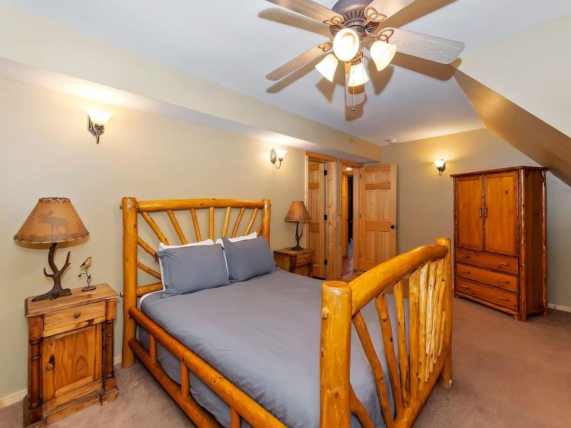 Big 10 Luxury Cabin With Hottub image