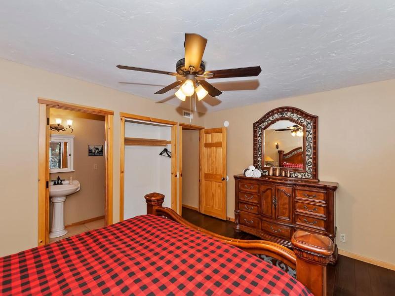 Big 10 Luxury Cabin With Hottub image