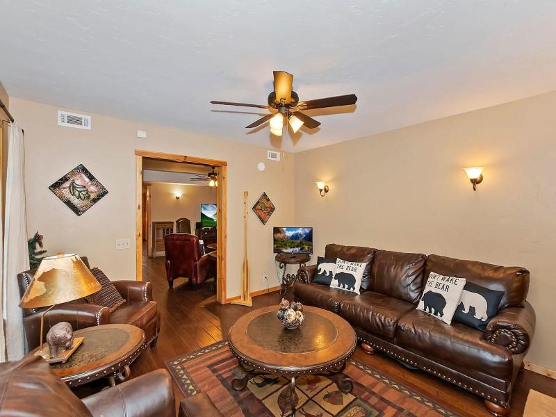 Big 10 Luxury Cabin With Hottub image