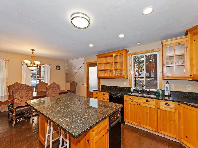 Big 10 Luxury Cabin With Hottub image