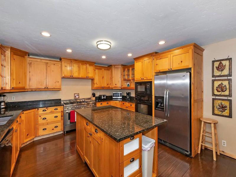 Big 10 Luxury Cabin With Hottub image