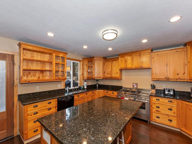Big 10 Luxury Cabin With Hottub image