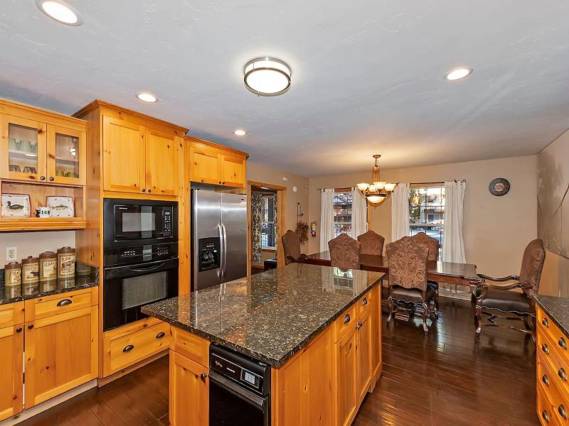Big 10 Luxury Cabin With Hottub image