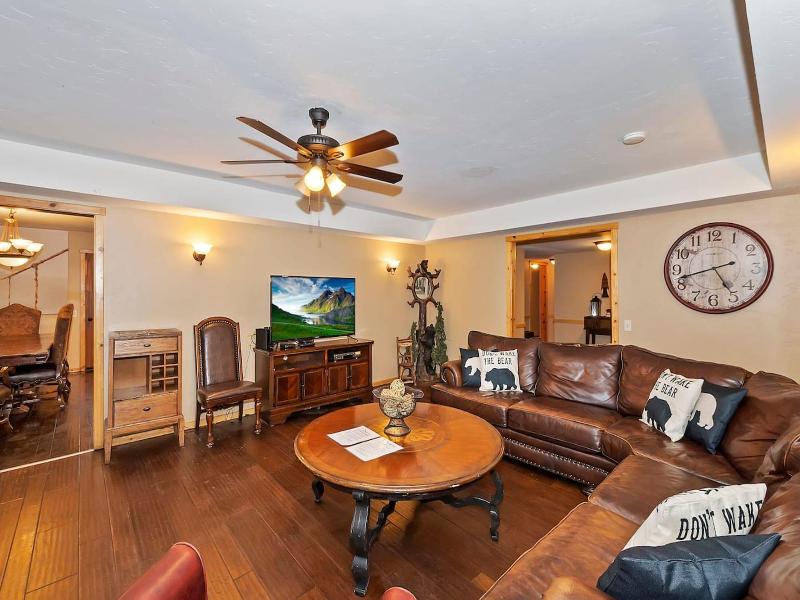 Big 10 Luxury Cabin With Hottub image
