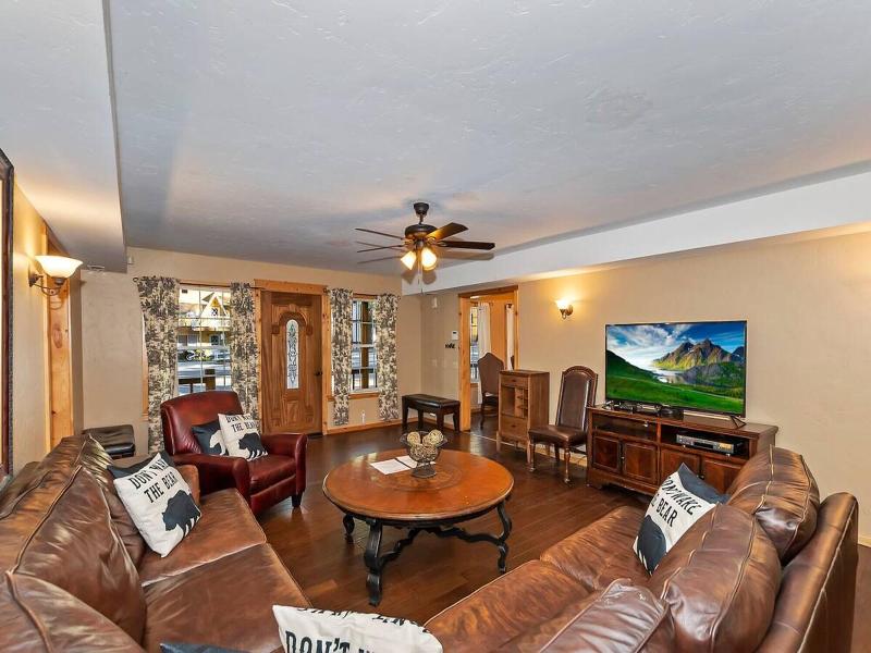 Big 10 Luxury Cabin With Hottub image