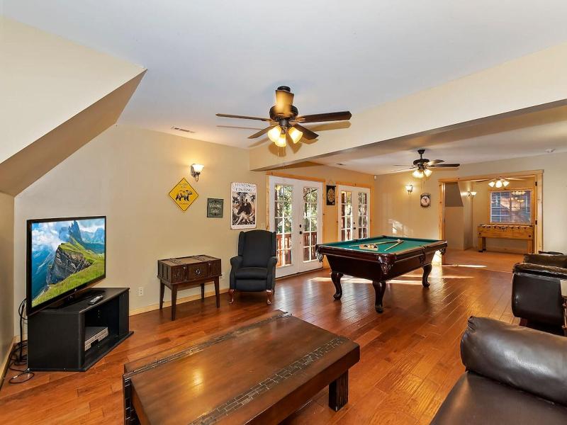 Big 10 Luxury Cabin With Hottub image