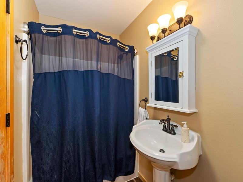 Big 10 Luxury Cabin With Hottub image