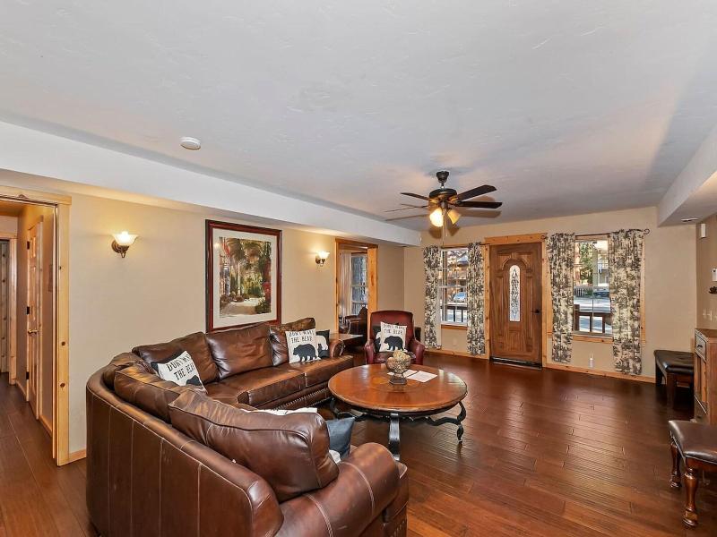 Big 10 Luxury Cabin With Hottub image