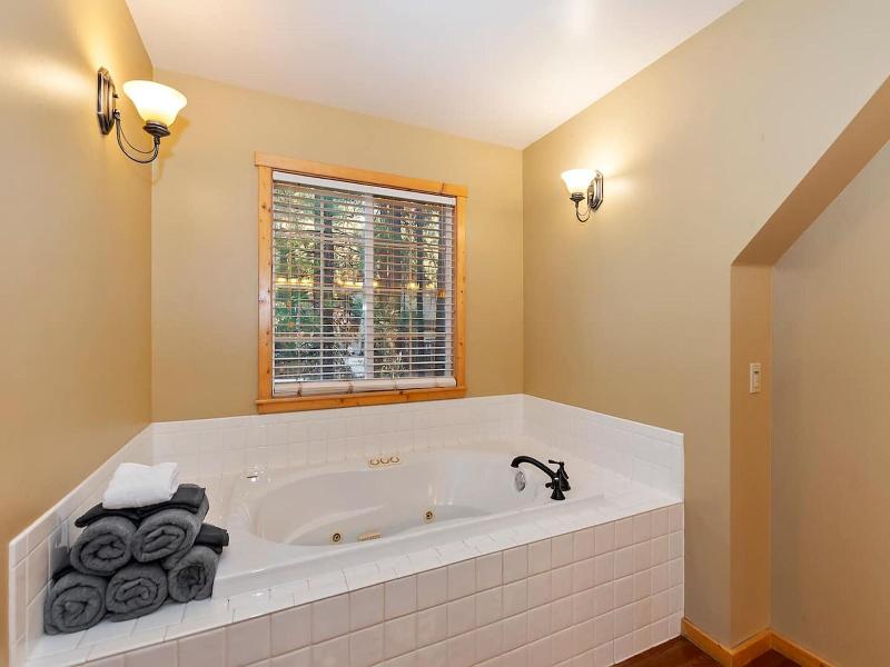 Big 10 Luxury Cabin With Hottub image