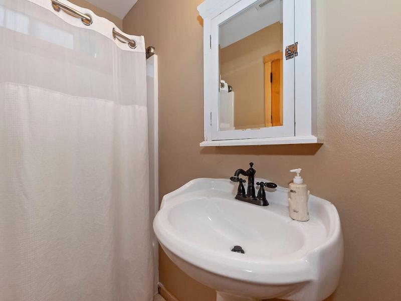 Big 10 Luxury Cabin With Hottub image