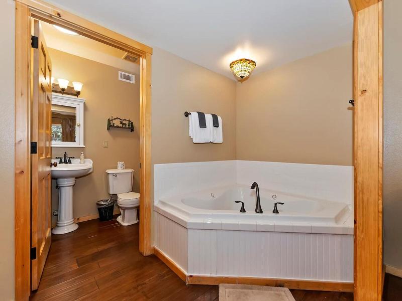 Big 10 Luxury Cabin With Hottub image