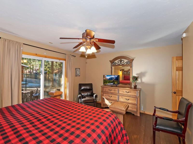 Big 10 Luxury Cabin With Hottub image