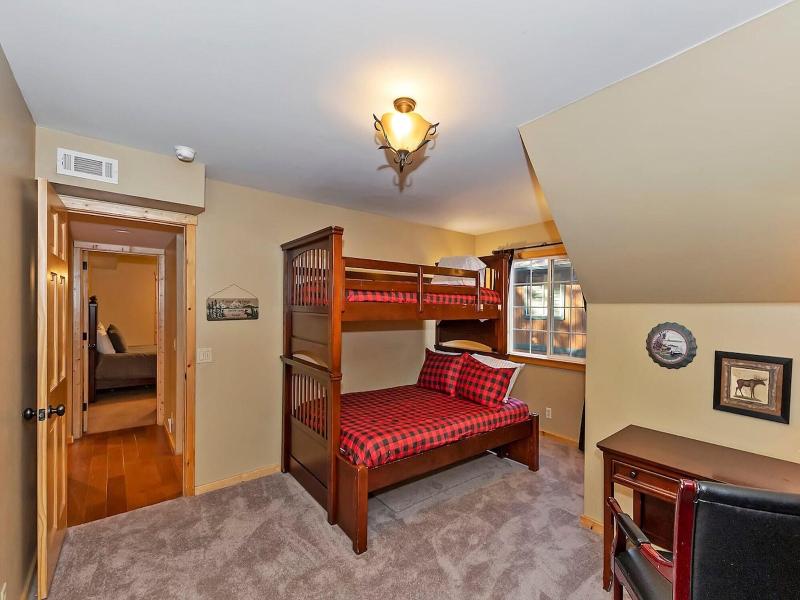 Big 10 Luxury Cabin With Hottub image