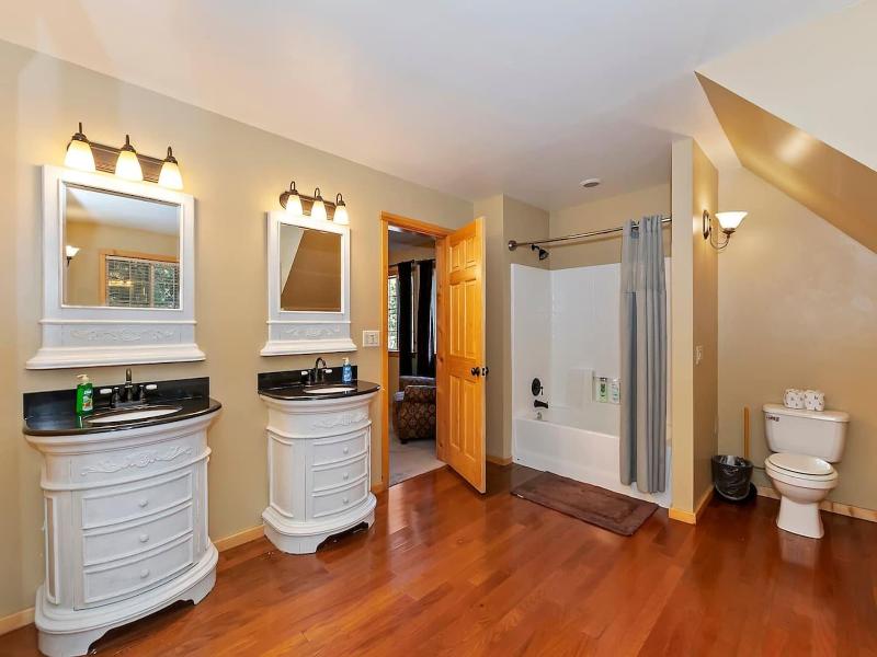 Big 10 Luxury Cabin With Hottub image